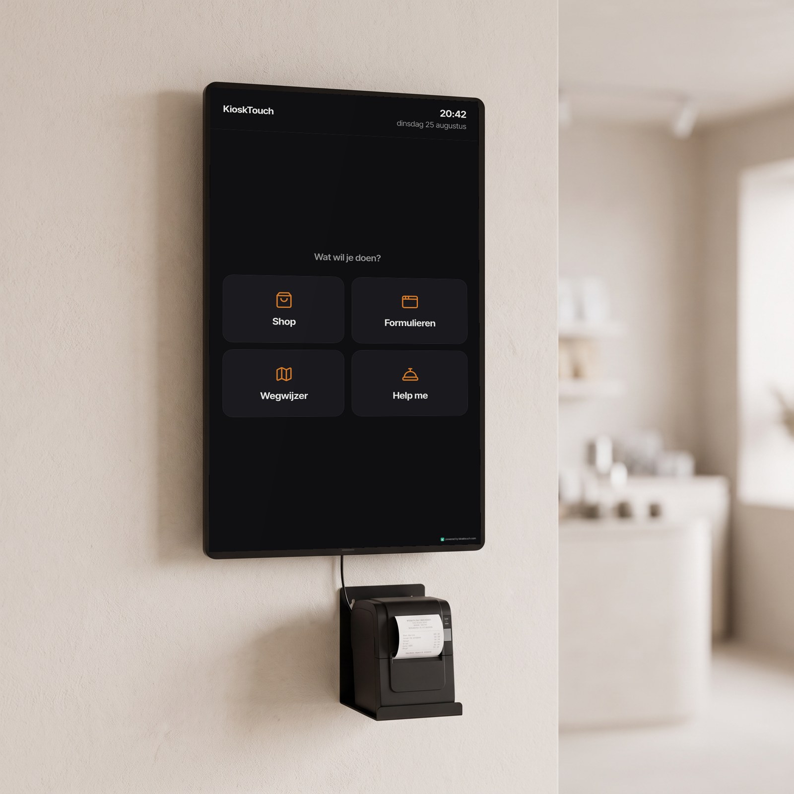 Een KioskTouch-scherm aan de muur met de ticketprinter eronder, in een winkel.